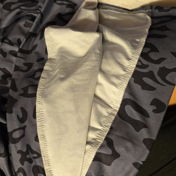 Gray & Black Long Sleeved Top - Picture 5 of 8